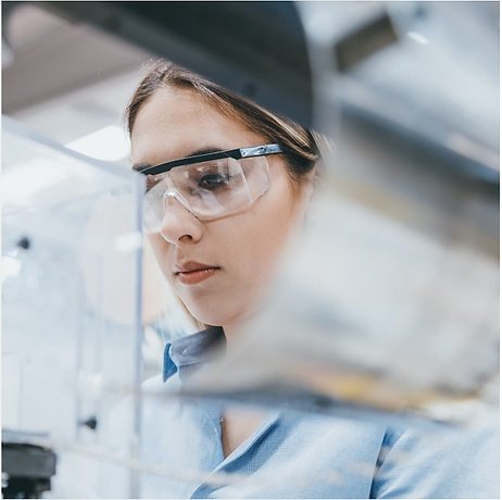 Scientist working in a laboratory